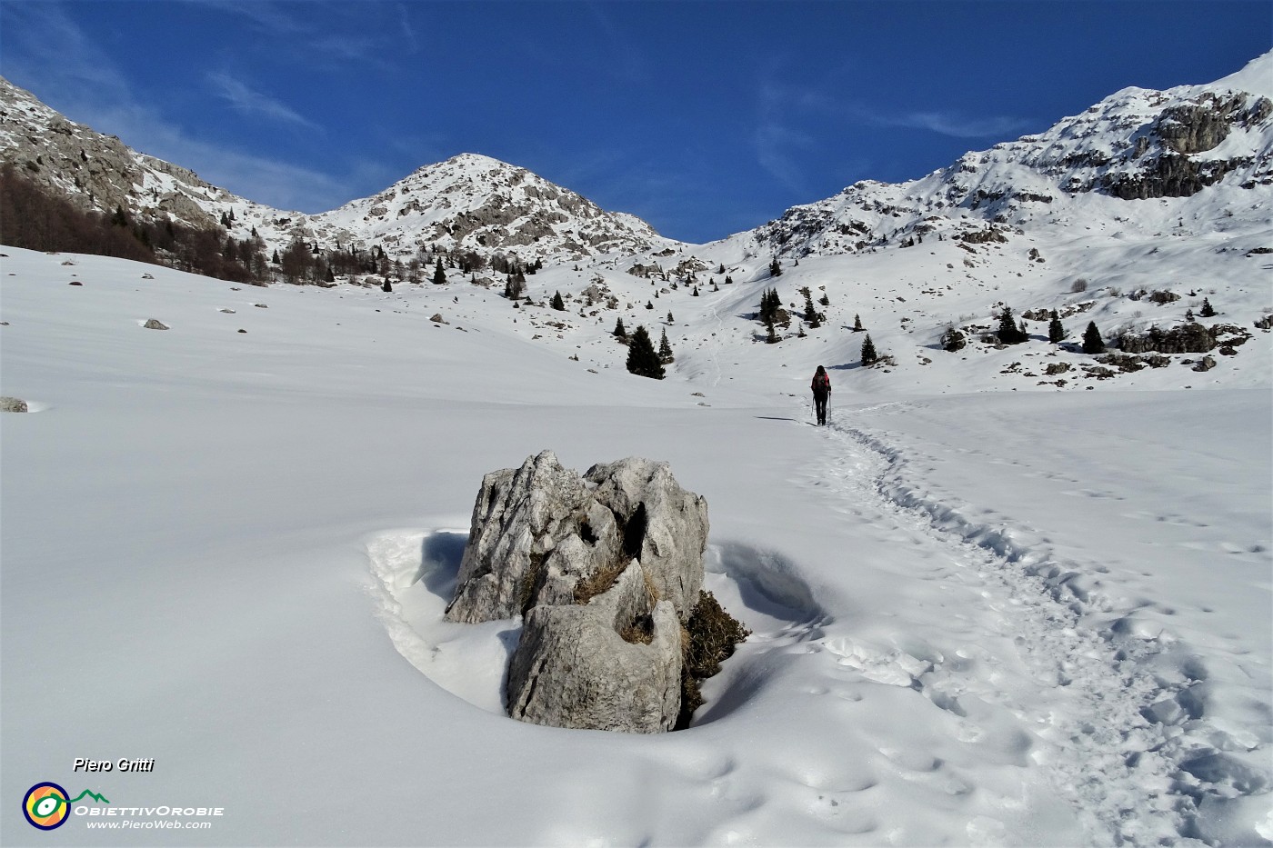 34 Salendo sulla traccia del sent. 502 verso il Passo La Forca con vista in Cima Croce.JPG